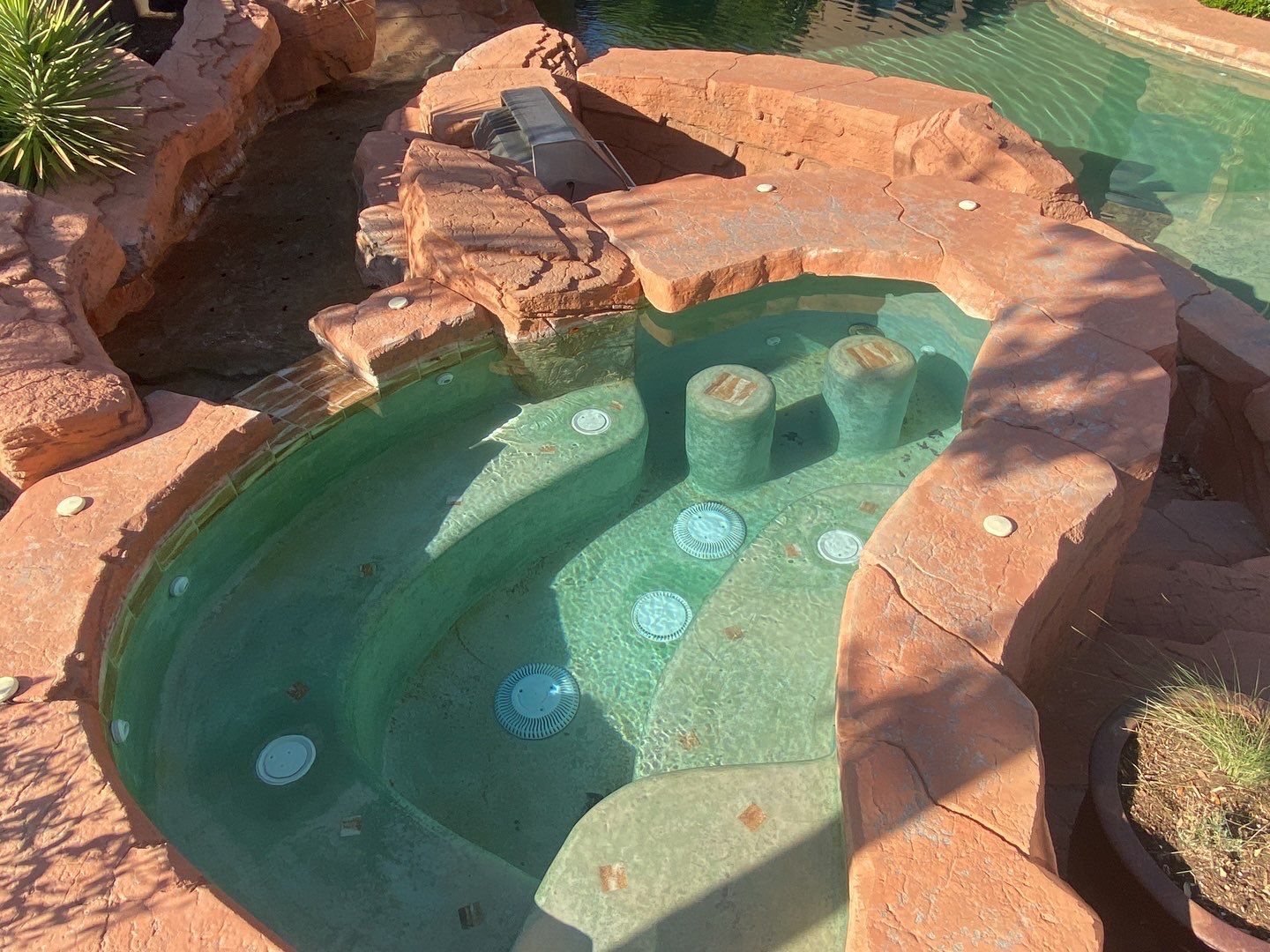 blue_water_spa_before - blueglassplaster